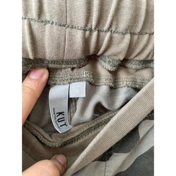 KUT Women's Plus Size Relaxed Military Print Ribbed Pants - Picture 3 of 6